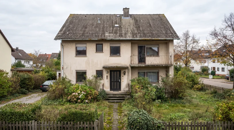 Unsaniertes Wohnhaus vor dem Umbau